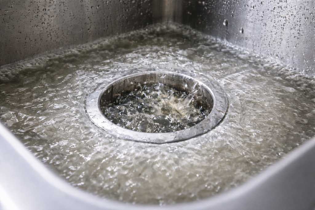 emergency-drain-cleaning-overflowing-sink